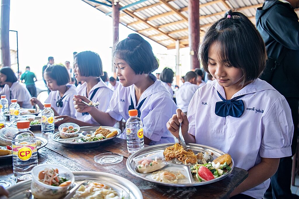 “รร.บ้านนาคำ นครพนม” เลี้ยงไก่ไข่เป็นอาหารกลางวัน สร้างความมั่นคงทางอาหารในโรงเรียน สู่คลังอาหารชุมชน