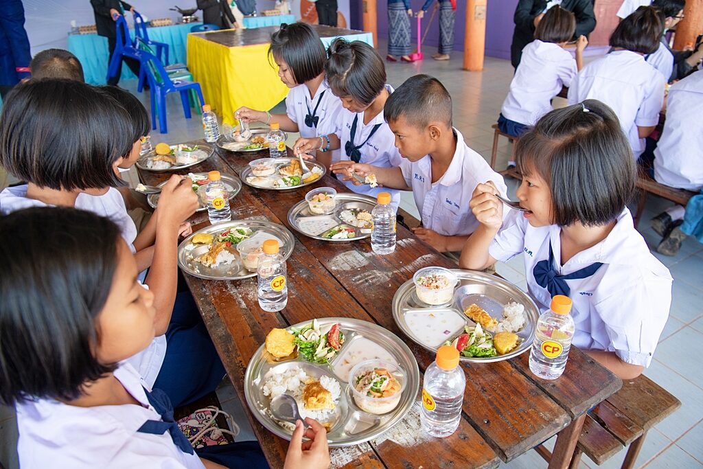 “รร.บ้านนาคำ นครพนม” เลี้ยงไก่ไข่เป็นอาหารกลางวัน สร้างความมั่นคงทางอาหารในโรงเรียน สู่คลังอาหารชุมชน